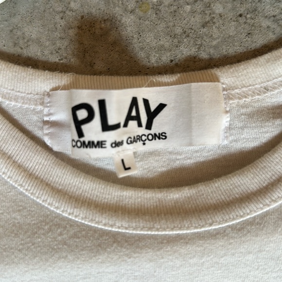 Comme Des Garçon Play Men’s Large White with Blue Polka Dot Heart Shirt - Picture 2 of 5